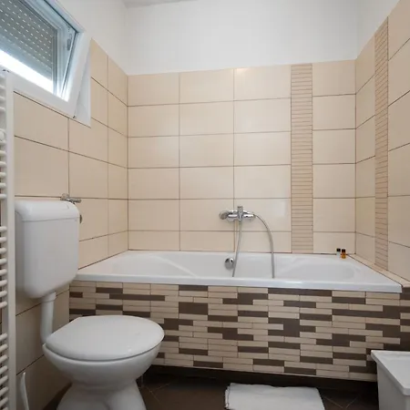 House With A Parking Space - 11744 *