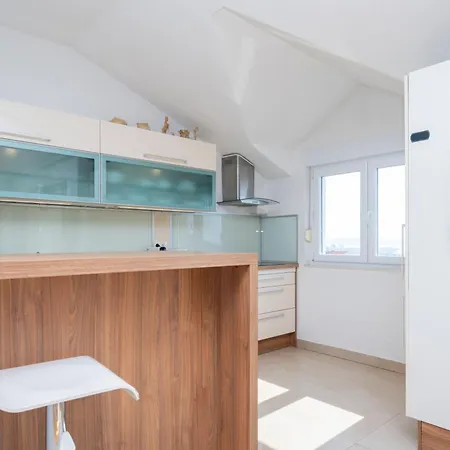 House With A Parking Space - 11744 ザダル